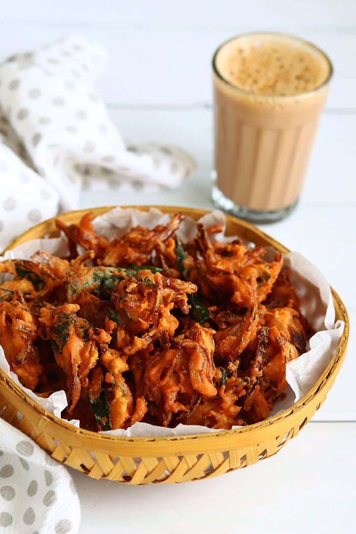 onion pakoda served with tea