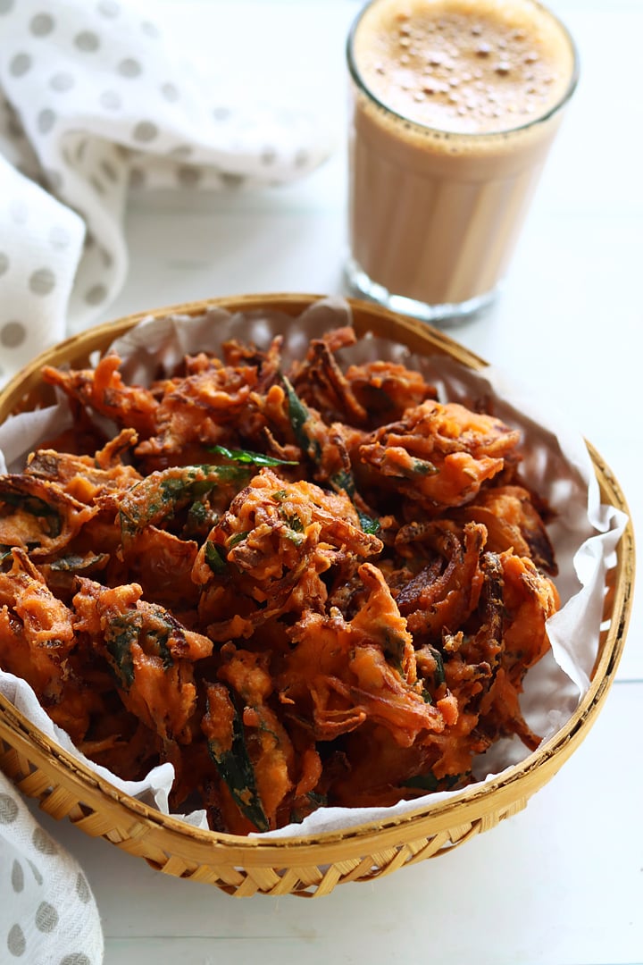 onion pakoda served with tea