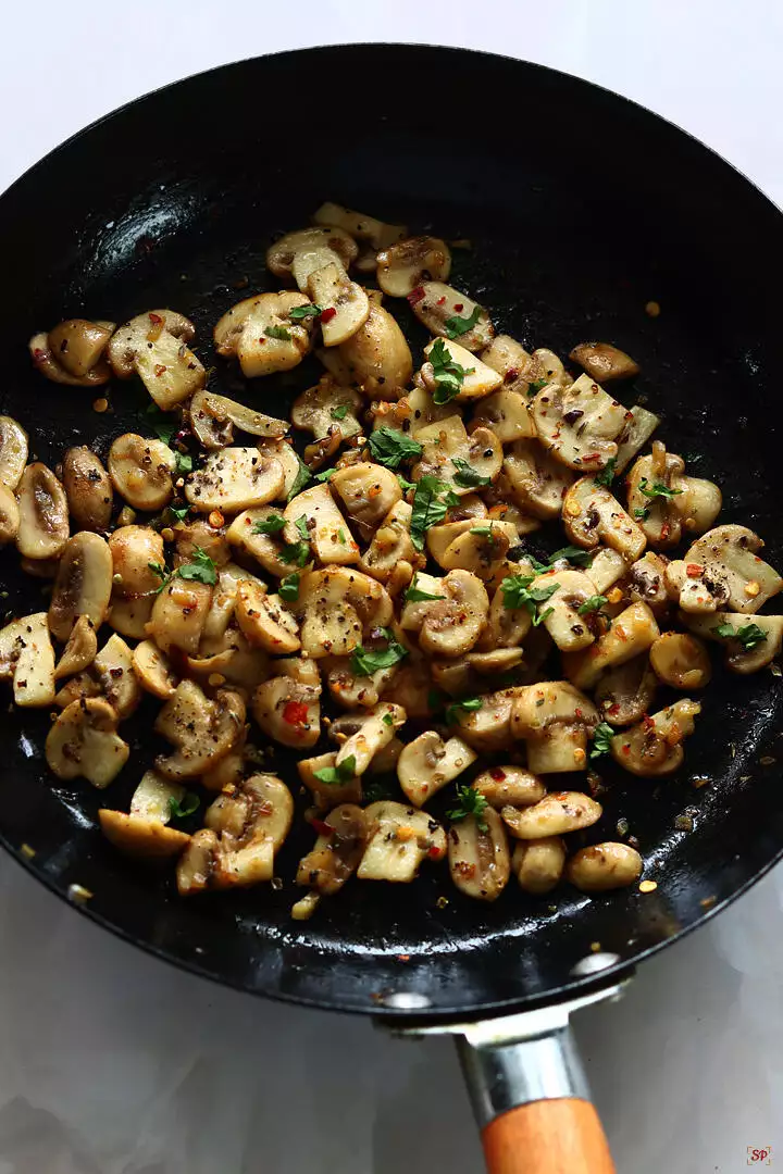 garlic mushroom cooked in a pan