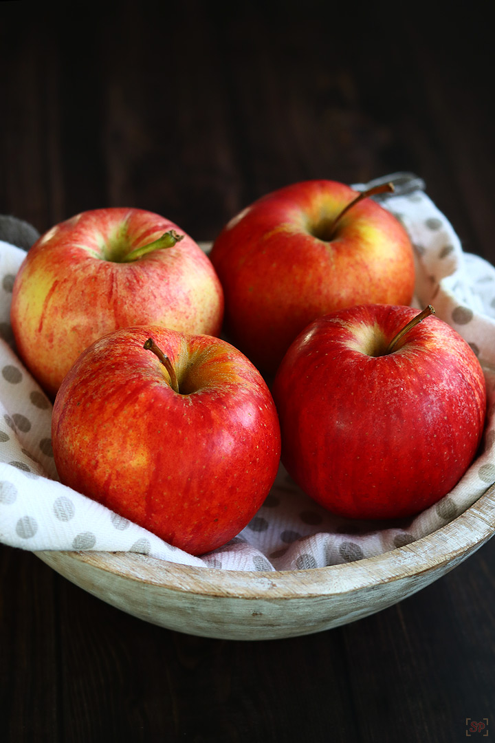 fresh apples in a wooden bowl