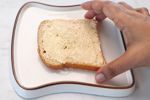 butter the bread slice
