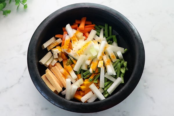 add turmeric powder, salt to veggies