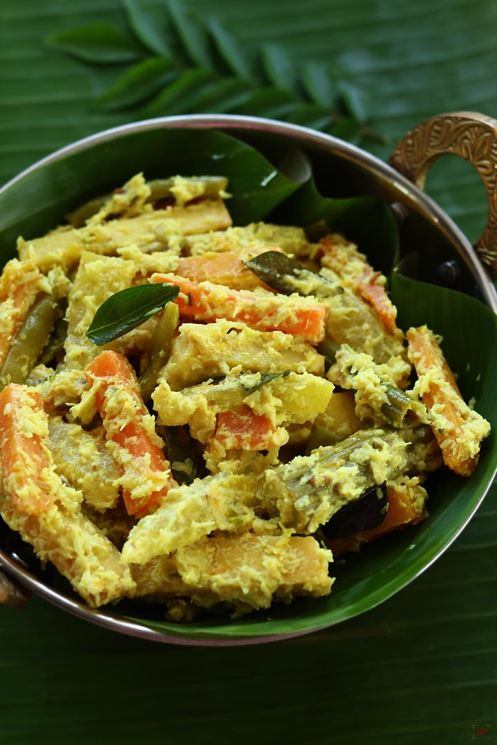 aviyal served in banana leaf in a kadai