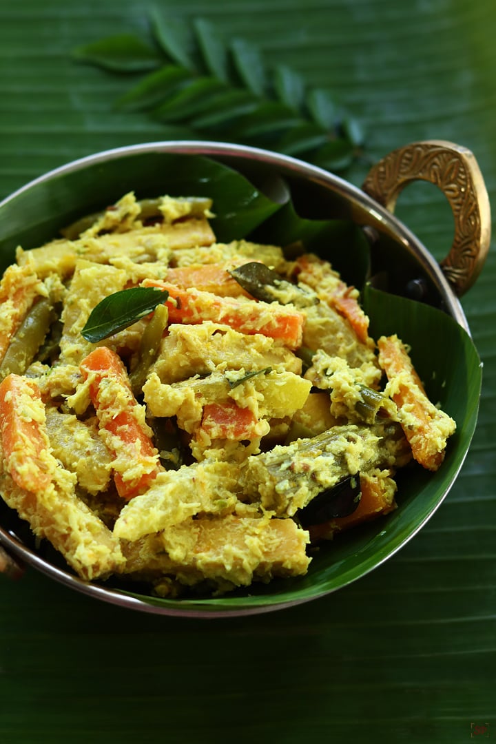 aviyal served in banana leaf in a kadai