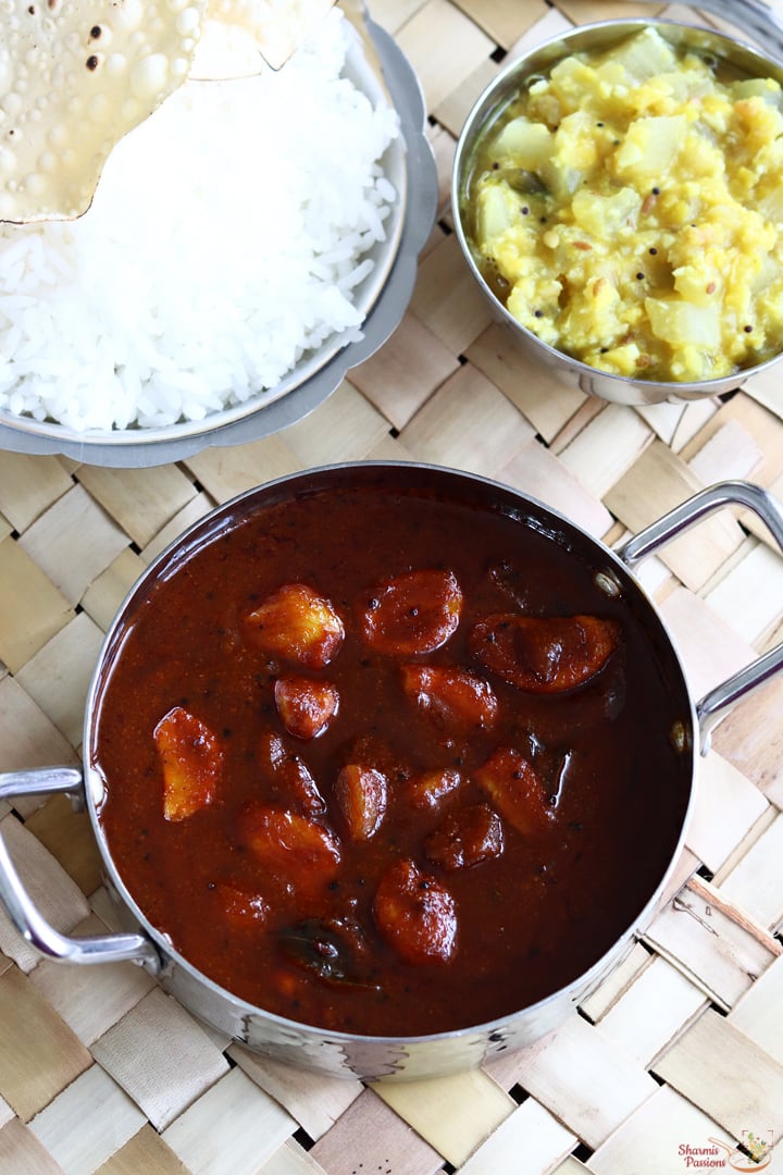 poondu kuzhambu served with rice, sutta appalam and chow chow kootu