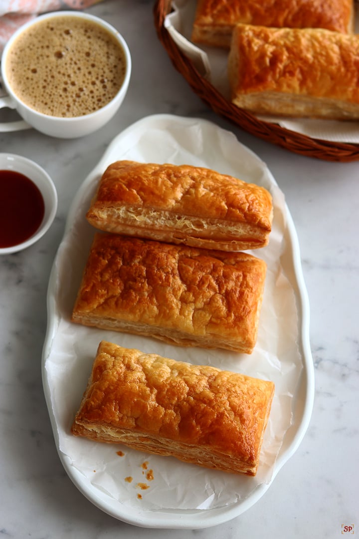 vegetable puffs served with tomato sauce, coffee