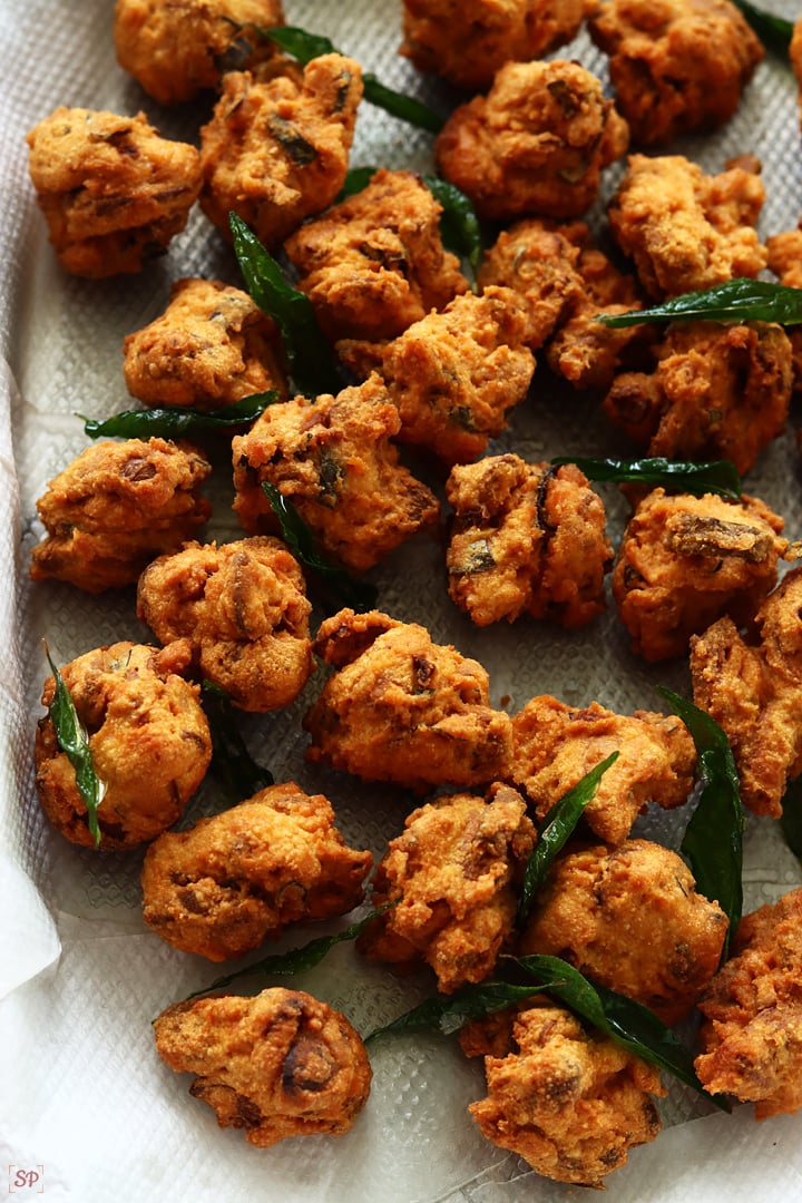 cashew pakoda served