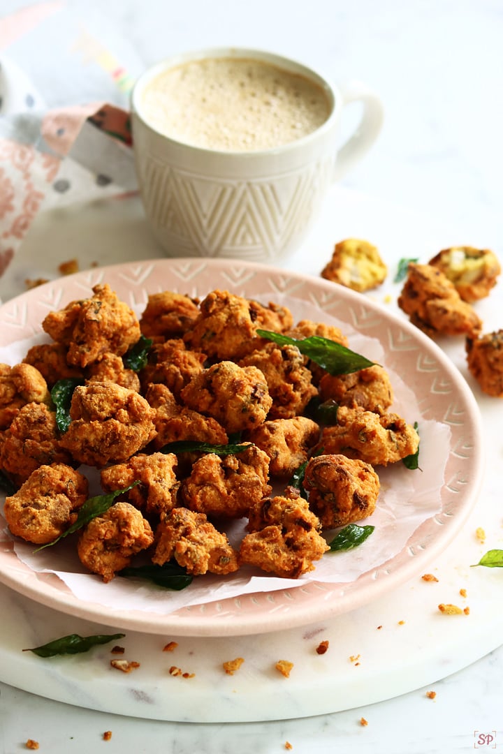 cashew pakoda served with coffee