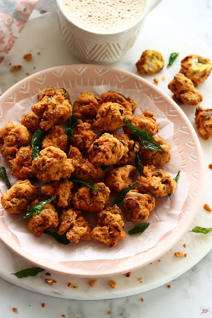 cashew pakoda served with coffee