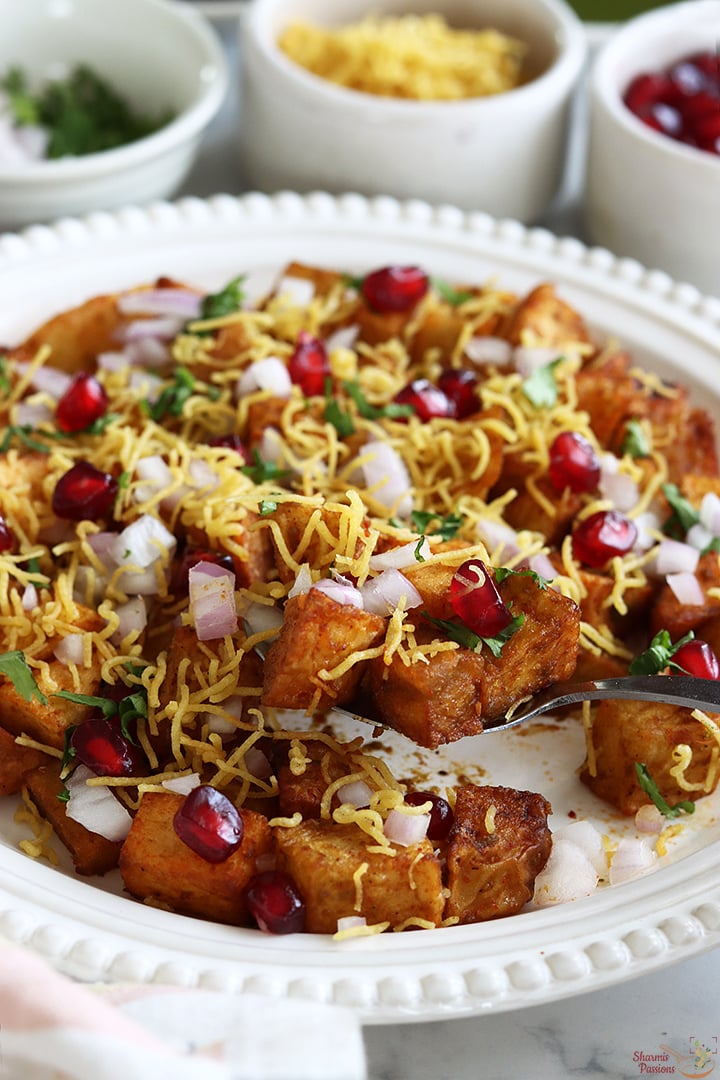 aloo chaat served with chutneys and garnishing