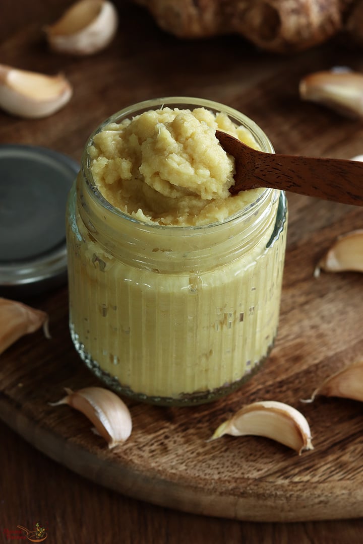 अदरक लहसुन का पेस्ट कांच के जार में रखें