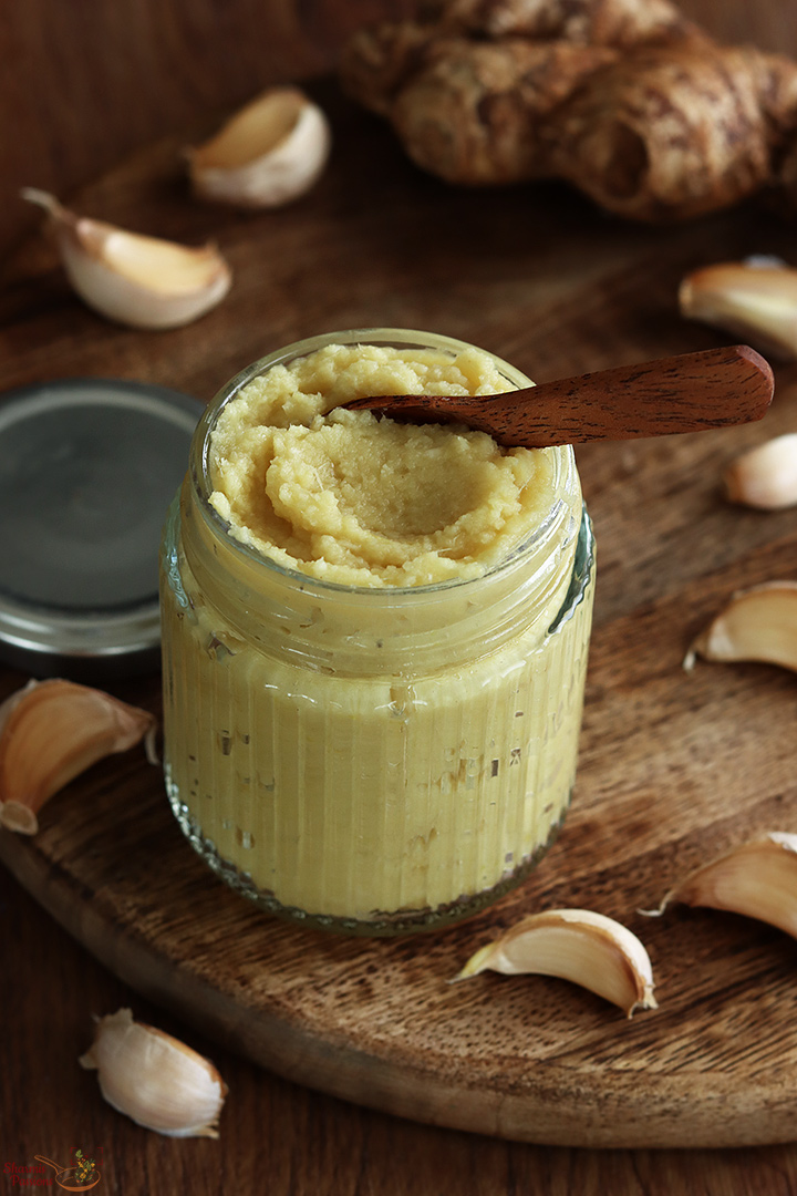 अदरक लहसुन का पेस्ट कांच के जार में रखें