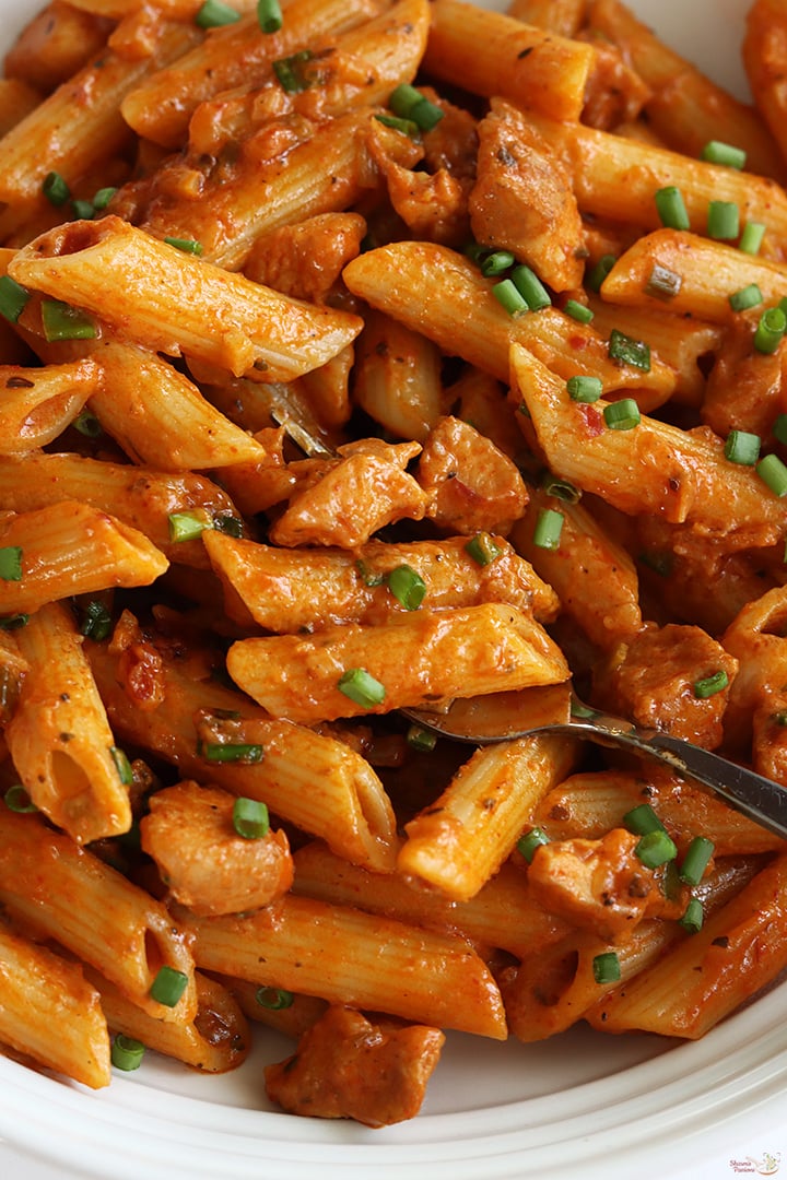 chicken pasta served with toasted bread and mixed herbs