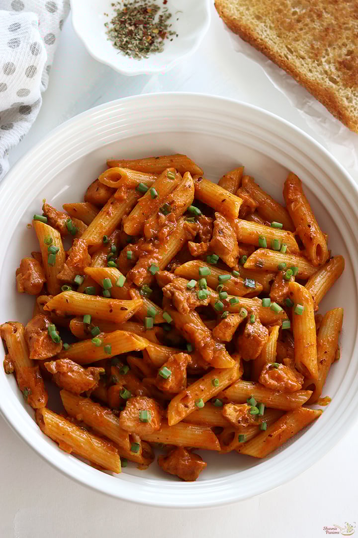 chicken pasta served with toasted bread and mixed herbs