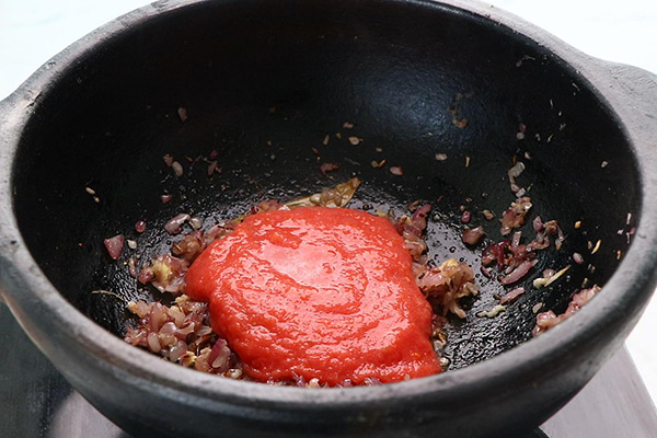 add tomato puree