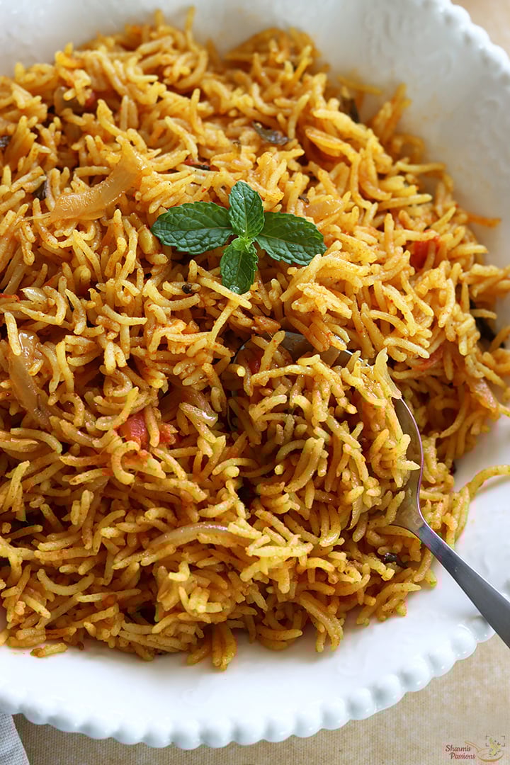 kuska biryani served with onion raita