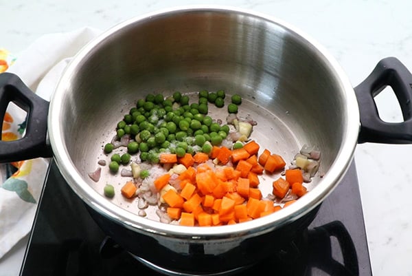 add carrot, green peas