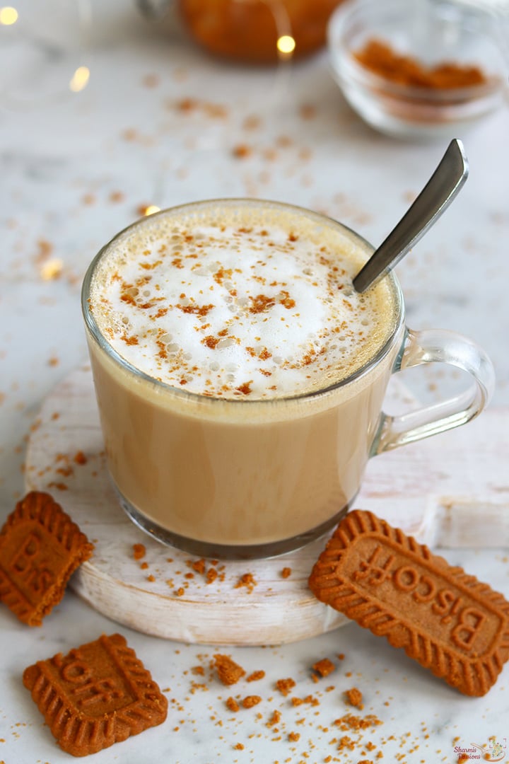 biscoff latte in a glass mug