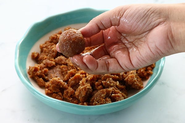 shape into ladoos