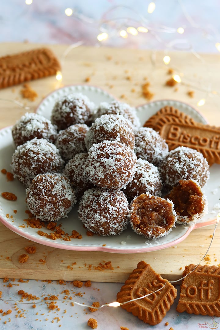 biscoff ladoos served in a plate