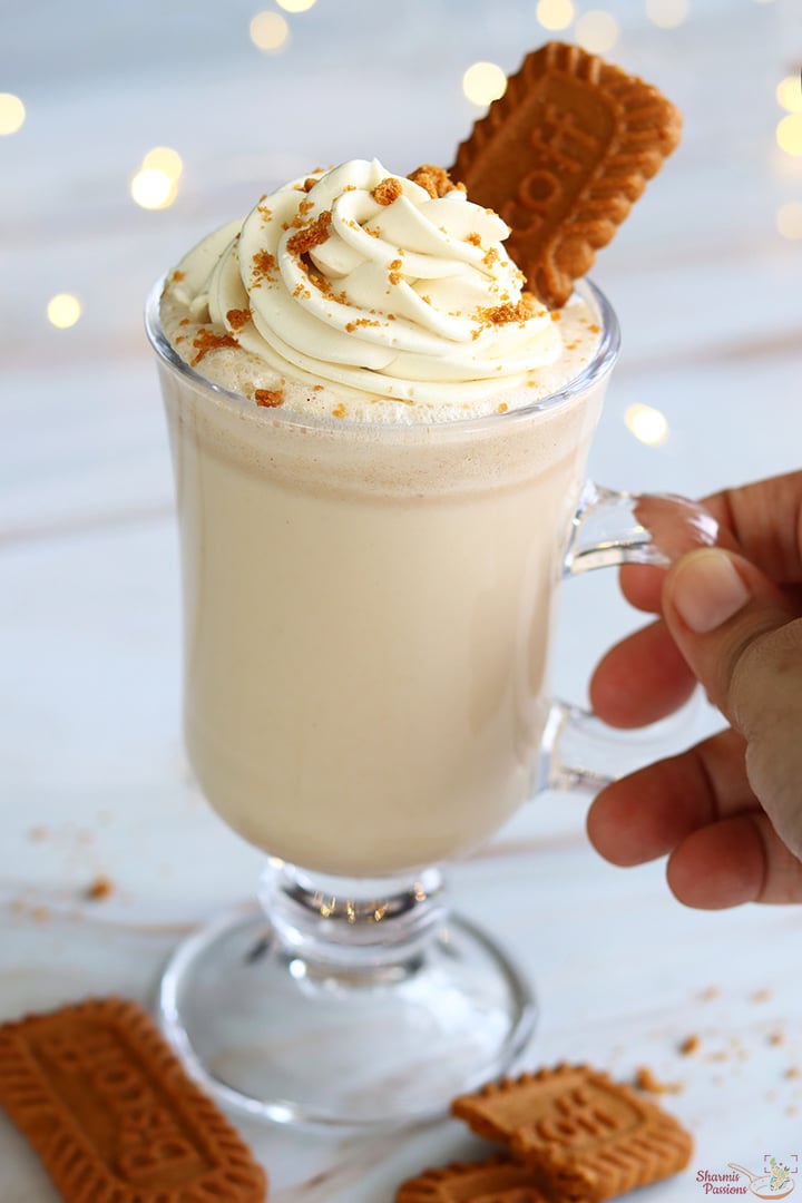 biscoff milkshake served with topping
