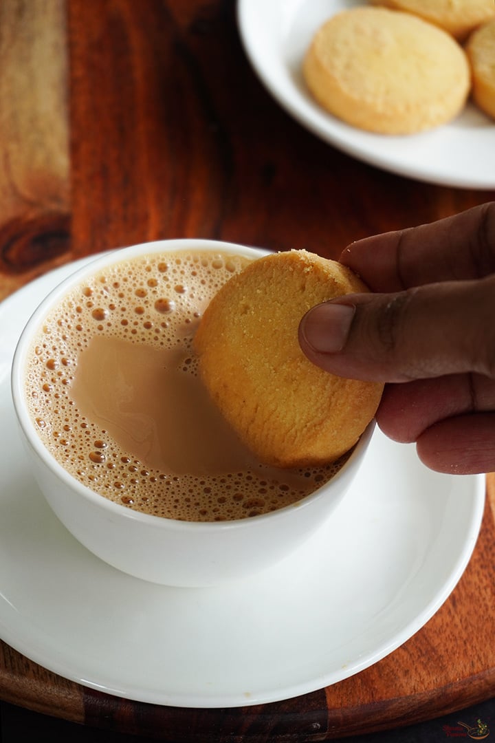 irani chai served with biscuits