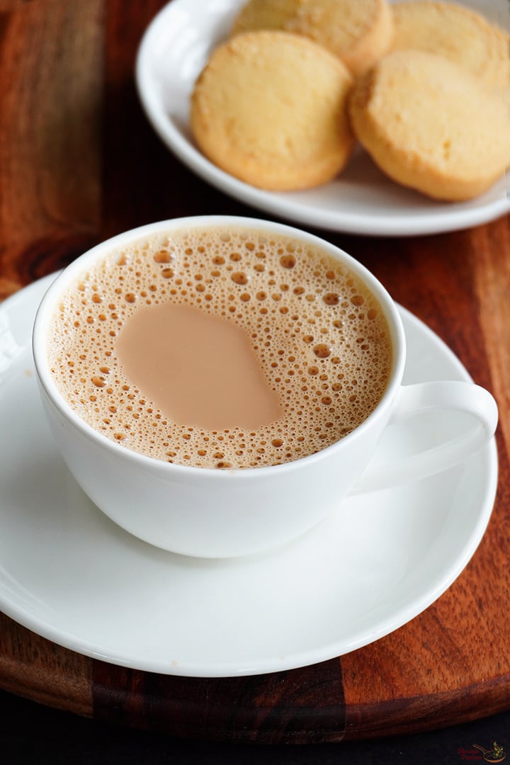 irani chai served with biscuits
