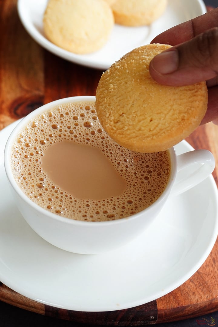 irani chai served with biscuits