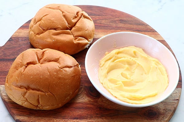 buns, butter spread ready