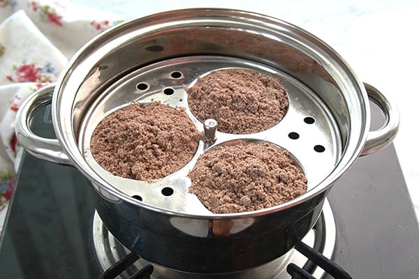 add flour to idli plate