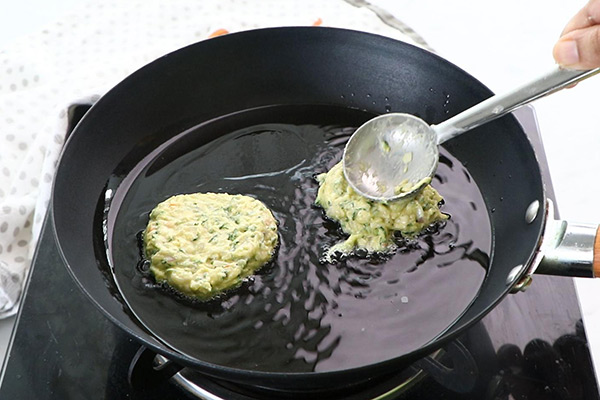 add to tawa in oil
